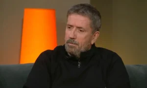 Ο Σπύρος Παπαδόπουλος επιστρέφει με rom-com και ερωτικό τρίγωνο. Όλο το καυστικό παρασκήνιο για το comeback που συζητιέται πριν ανακοινωθεί.