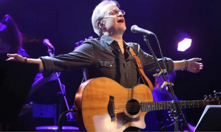 Εφεξής τα Σαββατοκύριακα ξέρουμε που θα ανταμώνουμε, που θα γέρνουμε όταν αναλογιζόμαστε «τις κακές συνήθεις» και όταν θέλουμε, σηκώνοντας το ποτήρι ψηλά, να τραγουδήσουμε με την ψυχή μας το «Αγύριστο κεφάλι».