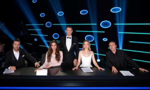 Το Your Face Sounds Familiar επέστρεψε δυναμικά με υψηλή τηλεθέαση. Δείτε τι έγινε στην πρεμιέρα και τις μεταμορφώσεις της Κυριακής.