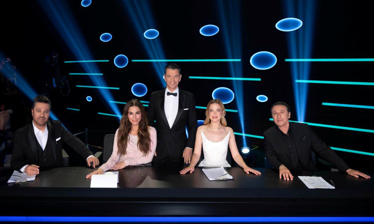 Το Your Face Sounds Familiar επέστρεψε δυναμικά με υψηλή τηλεθέαση. Δείτε τι έγινε στην πρεμιέρα και τις μεταμορφώσεις της Κυριακής.